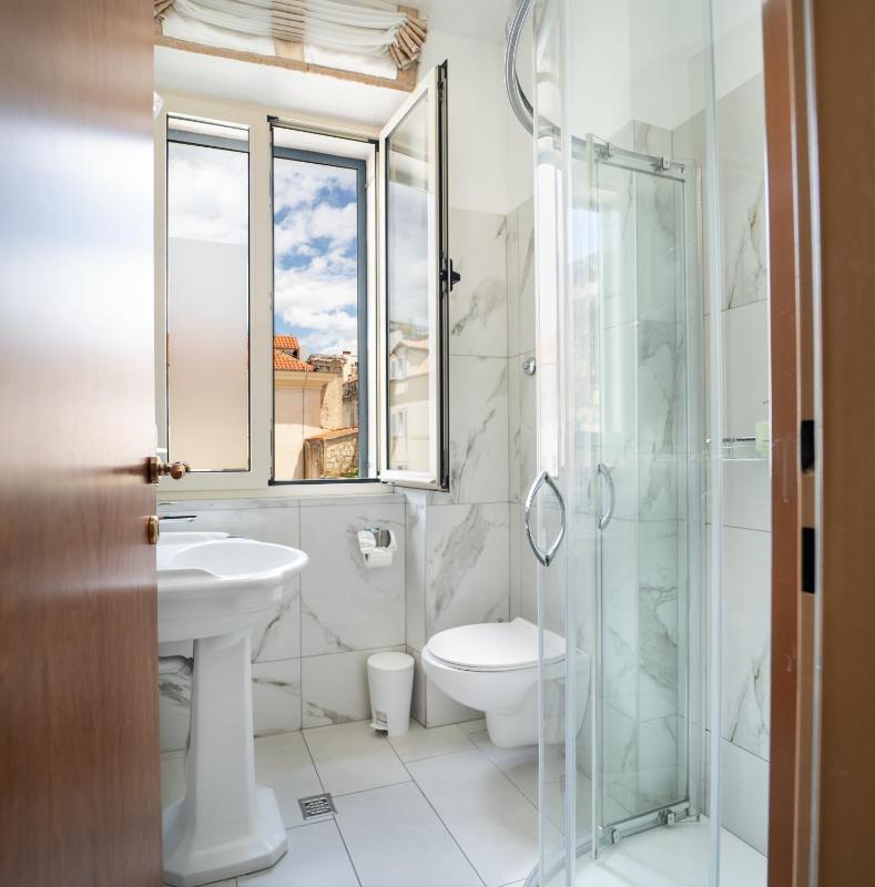 Double or Twin Room image 3