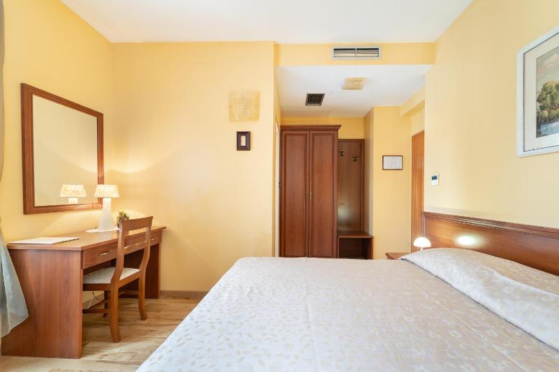 Double or Twin Room image 4