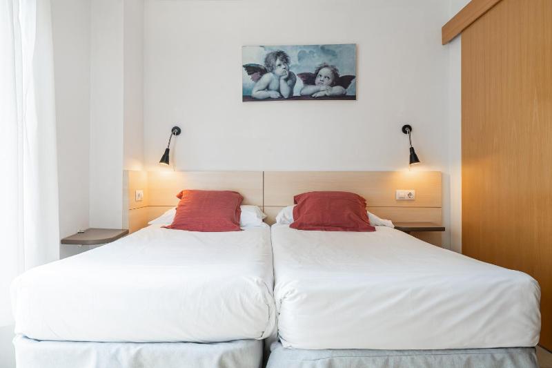 One-Bedroom Apartment (2-4 Adults)  image 3