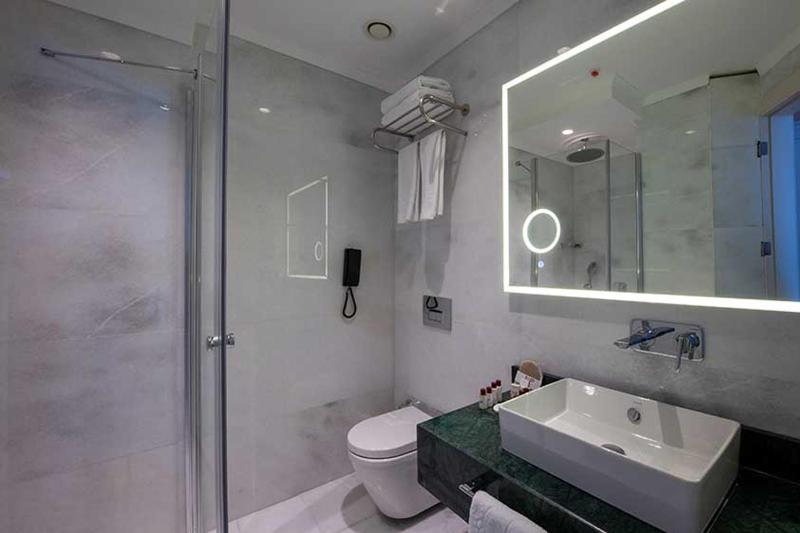 Deluxe Double Room with Sea View image 3