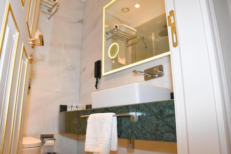 Deluxe Double Room with Sea View image 4