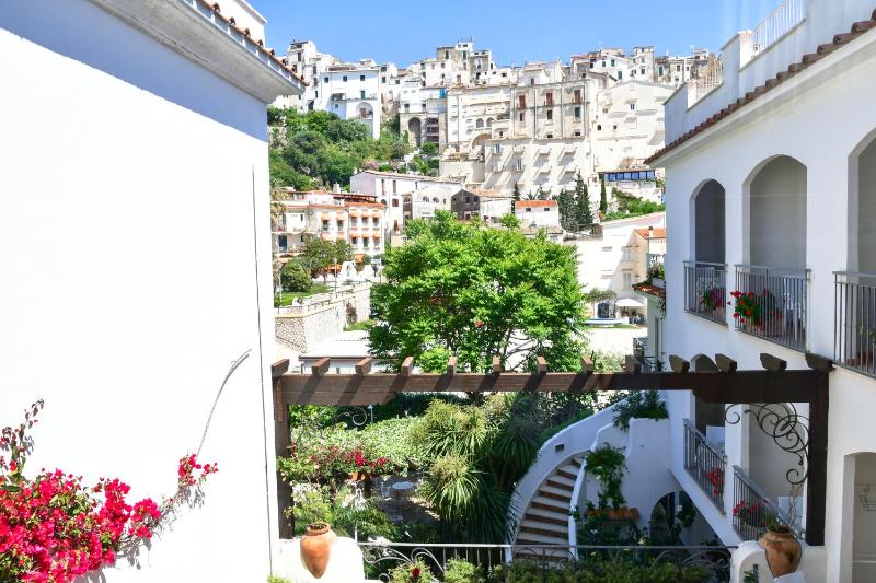Double or Twin Room with Garden View image 2