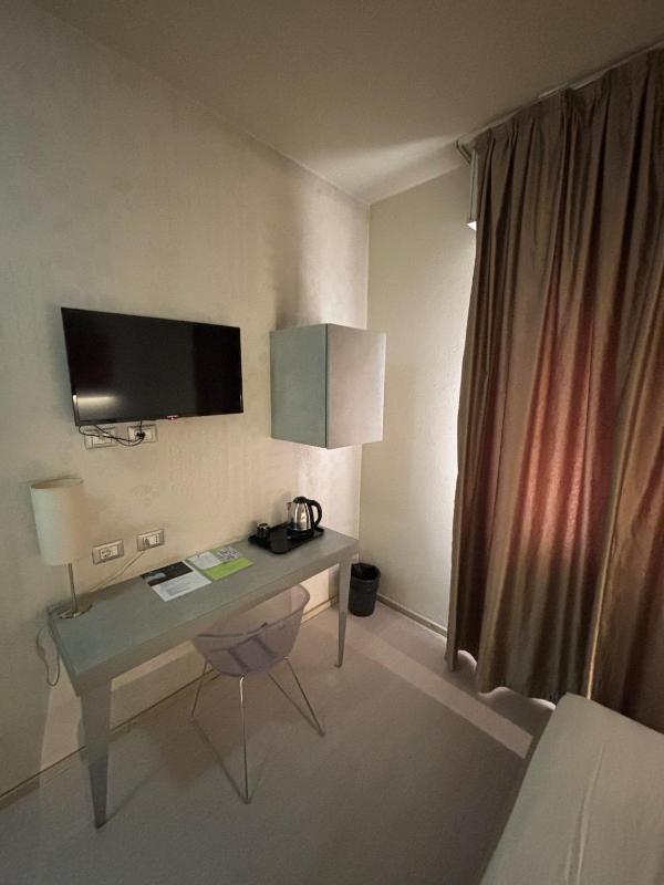 Double Room image 3