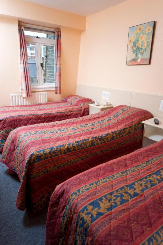 Triple Room with Shared Bathroom image 2