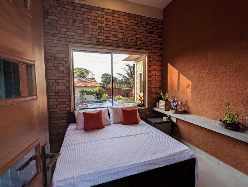 Villa with Private Pool 12 mins walk to Beach - image 19