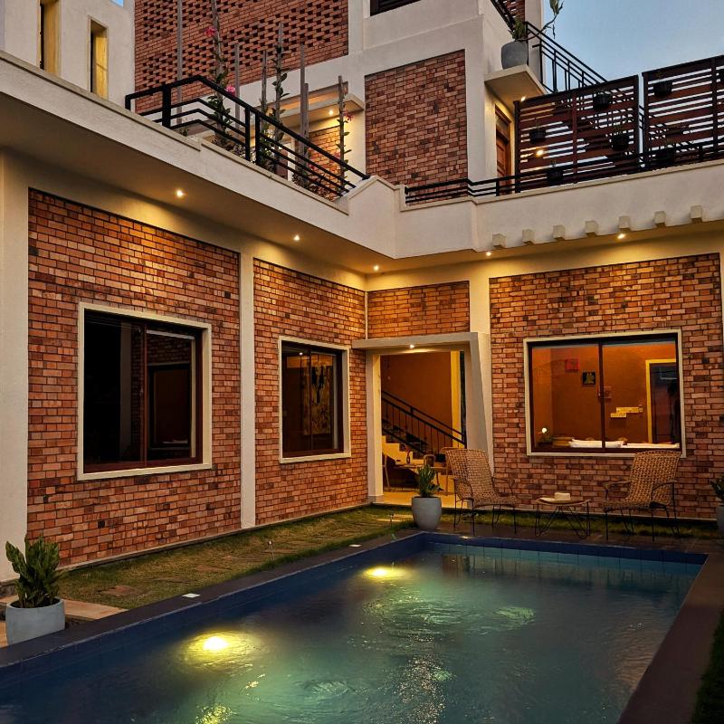Villa with Private Pool 12 mins walk to Beach - image 11