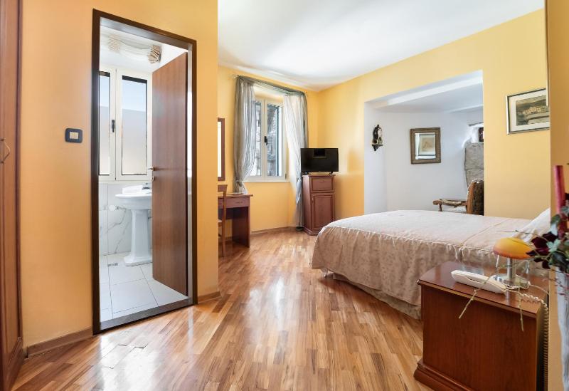 Superior Double Room image 3
