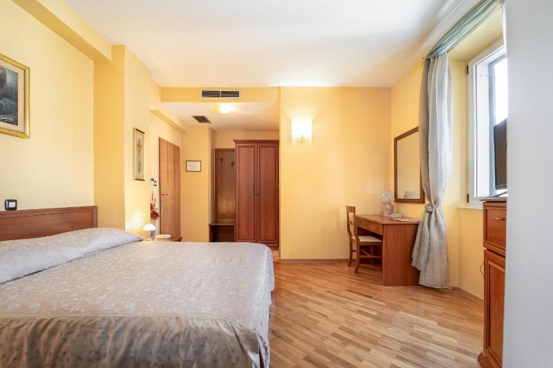 Superior Double Room image 4