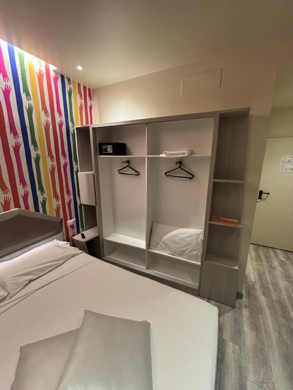 Single Room image 3