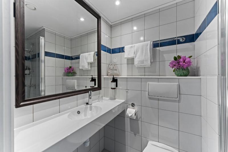 Queen Room image 4