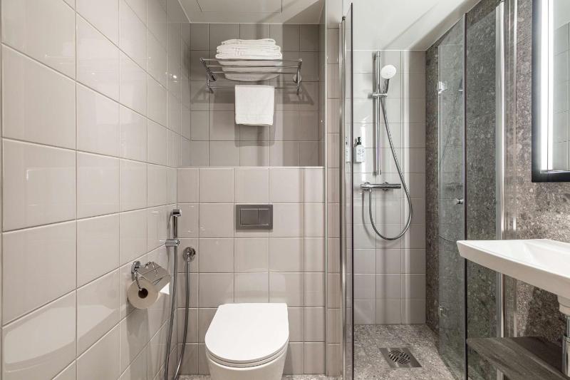 Standard King Room image 3