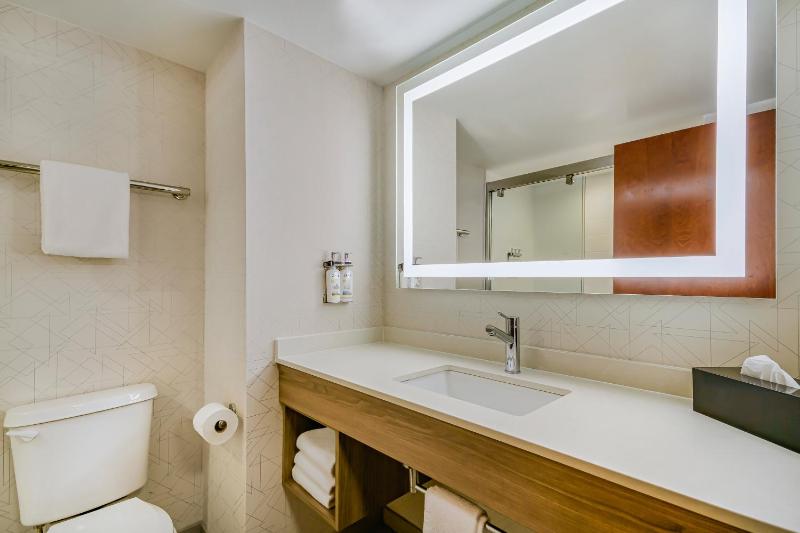 Standard King Room image 3
