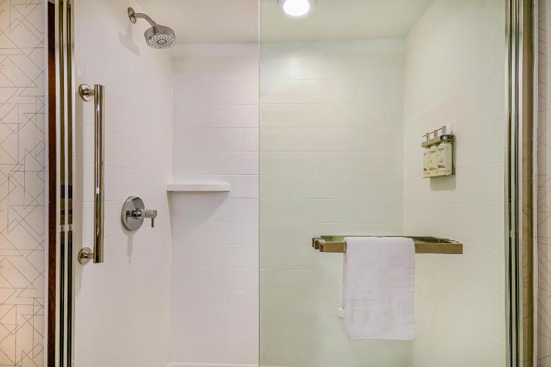 Standard King Room image 2