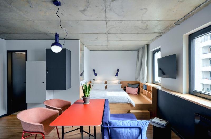 Design Apartment with Queen-Size-Bed image 1