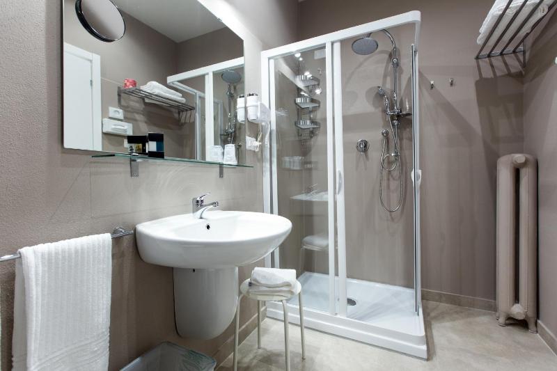 Double Room with Private Bathroom image 3
