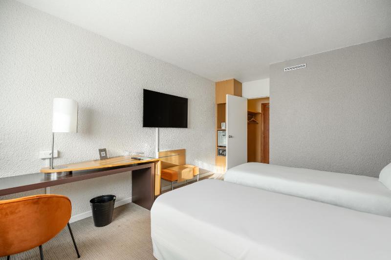 Standard Twin Room image 1