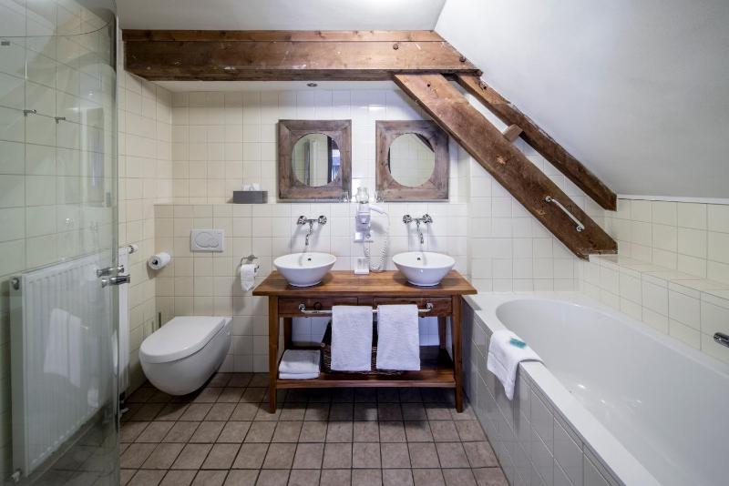 Deluxe Double Room with Bath image 3