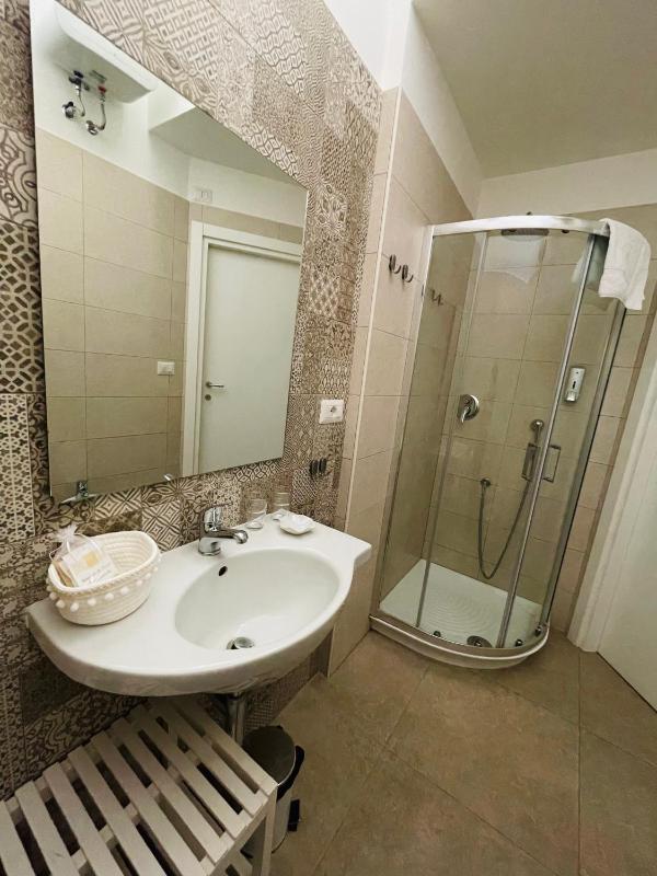 Queen Room with Sea View image 2