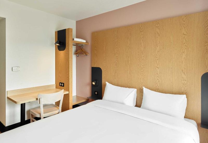 Double Room image 3