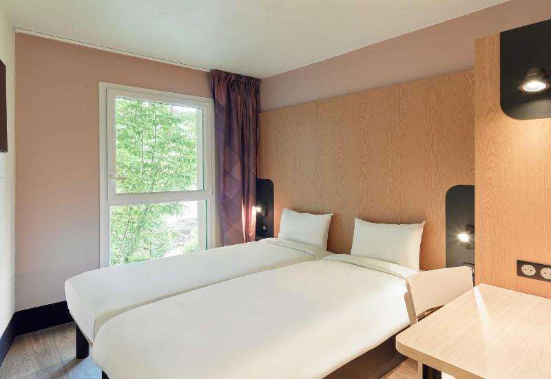 Twin Room image 1
