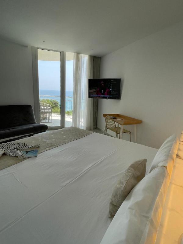 Superior Double Room with Lateral Sea View and Balcony image 1