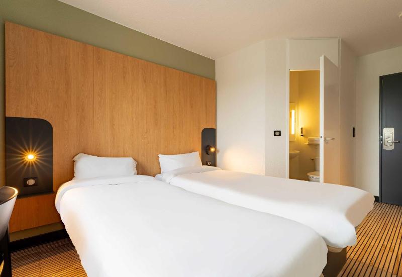 Twin Room image 1