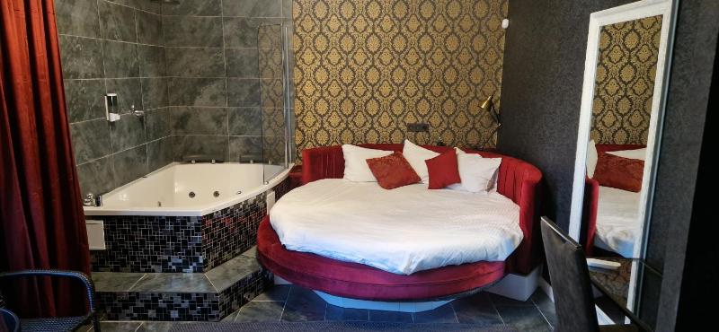  Junior Suite with Spa Bath image 1
