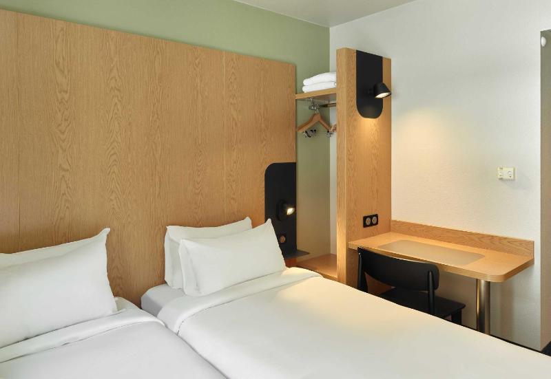 Twin Room image 1
