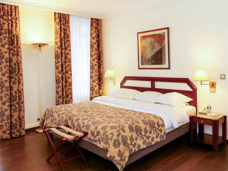 Superior Queen Room image 4