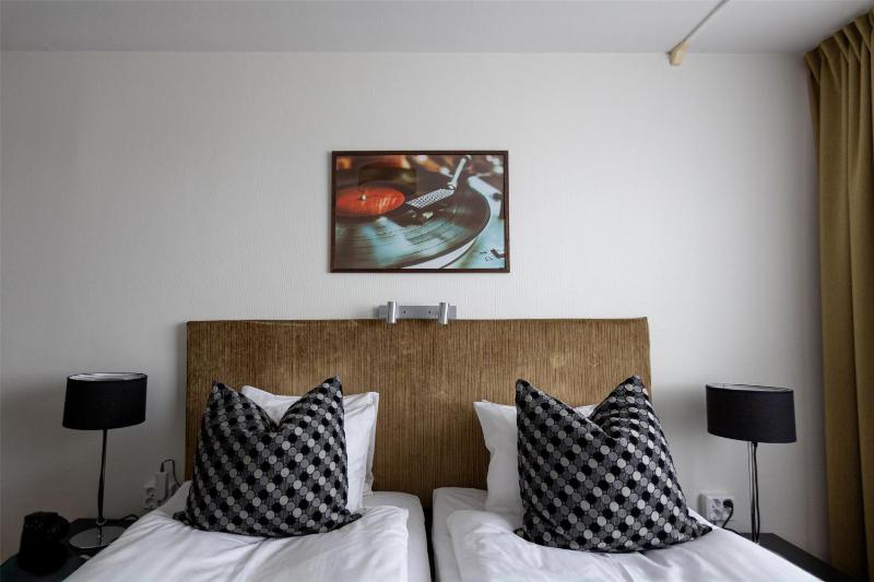 Standard Queen Room image 1