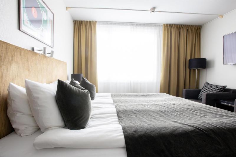 Standard Queen Room image 3