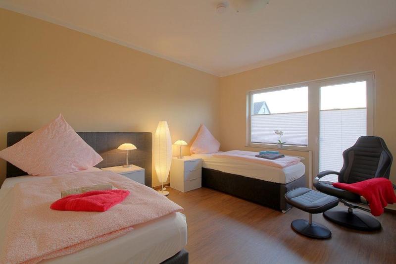 One-Bedroom Apartment with Shower image 1