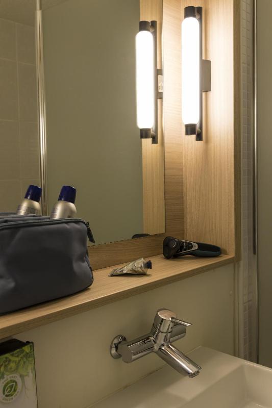 Twin Room image 4
