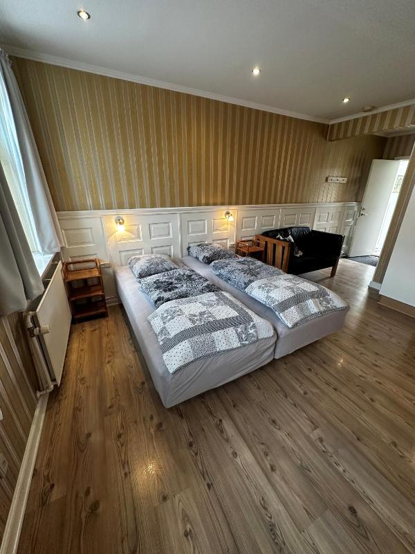 Double or Twin Room image 4