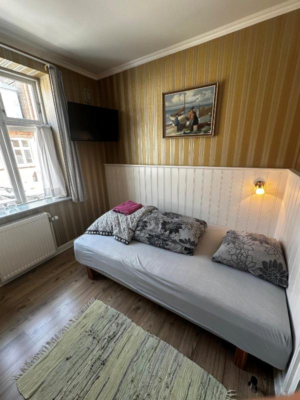 Single Room with Shared Shower and Toilet image 1