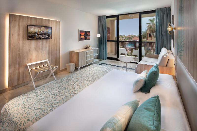 Deluxe Double Room with Side Sea View image 1