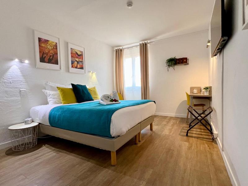 Superior King Room image 3