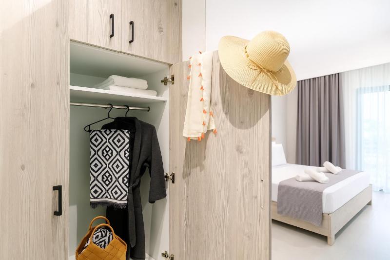 Quadruple Room with Sea View image 2