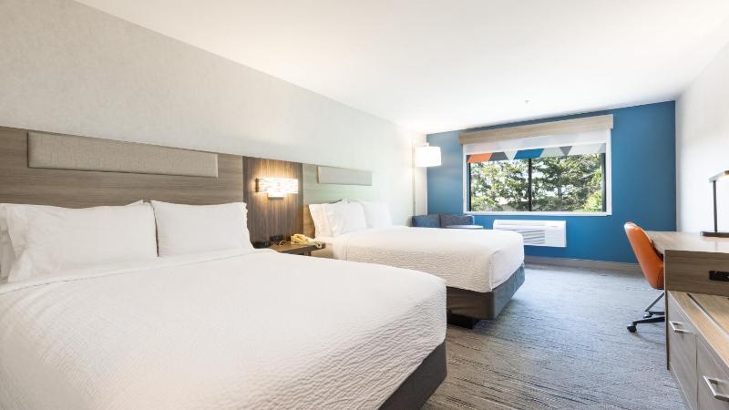 Standard Queen Room with Two Queen Beds and Extra Floor Space image 3
