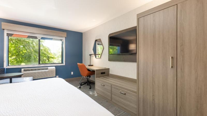Standard King Room image 4