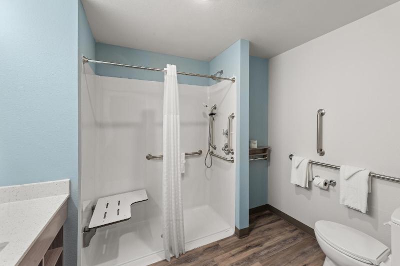 Queen Suite - Accessible/Non-Smoking w/ Dishwasher image 2