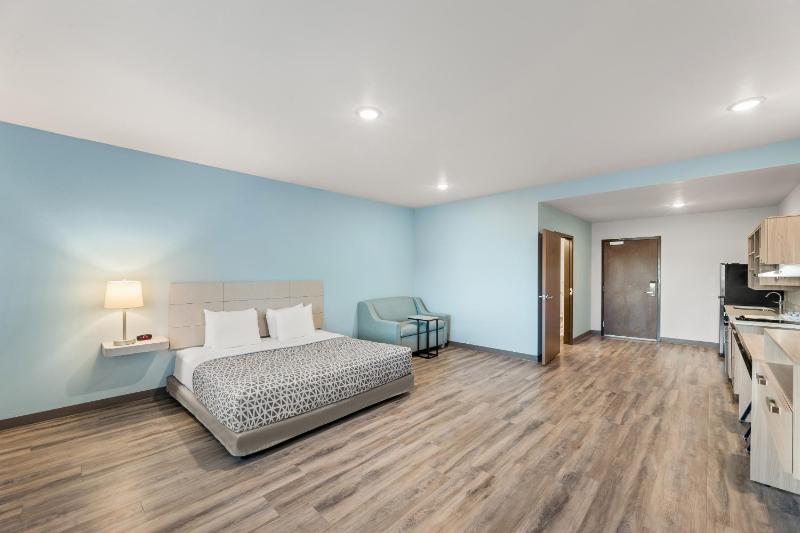 King Suite with Sofa - Disability Access/Non Smoking image 2