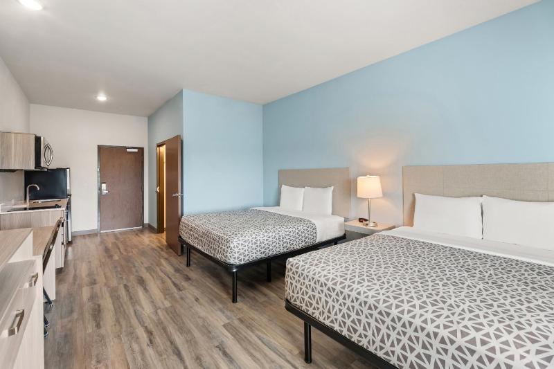 Queen Suite with Two Queen Beds - Non Smoking image 2