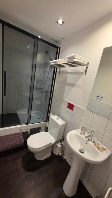 Standard Double Room image 3