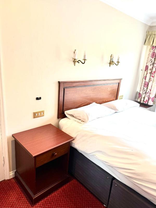 Standard King Room image 4