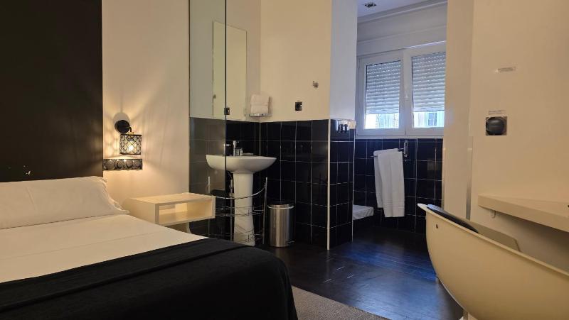 Large Double or Twin Room image 4