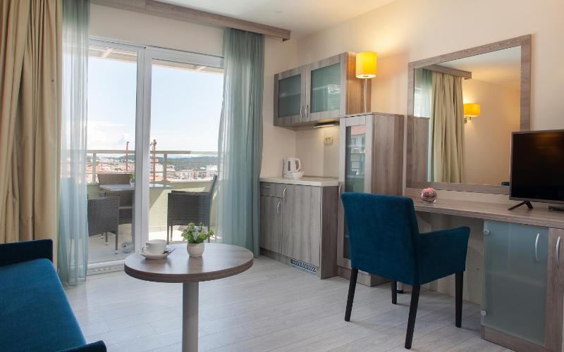 Deluxe Double Room with Side Sea View image 3
