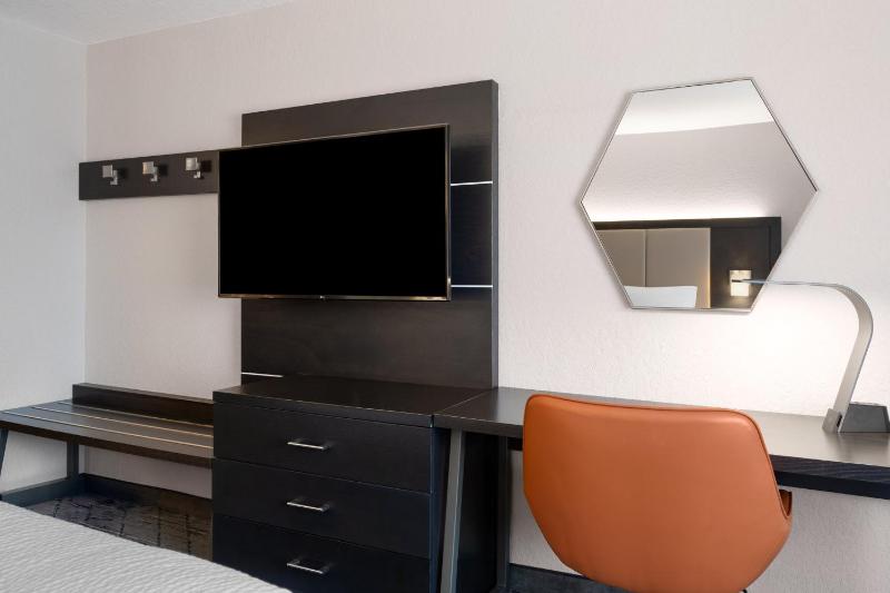 Standard King Room image 4