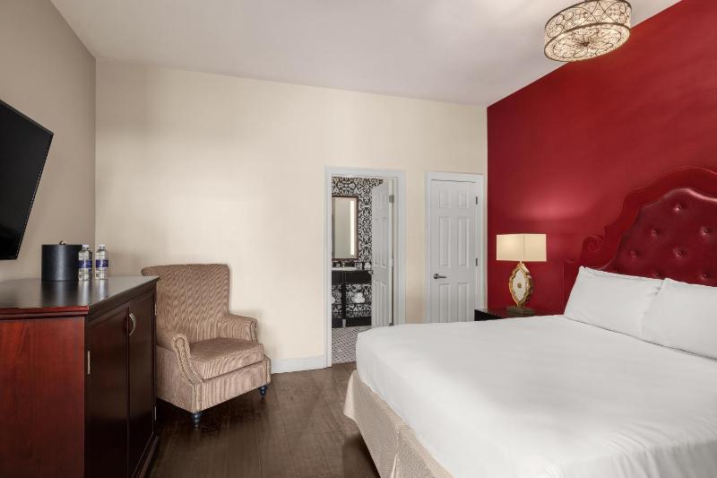 Superior King Room image 3