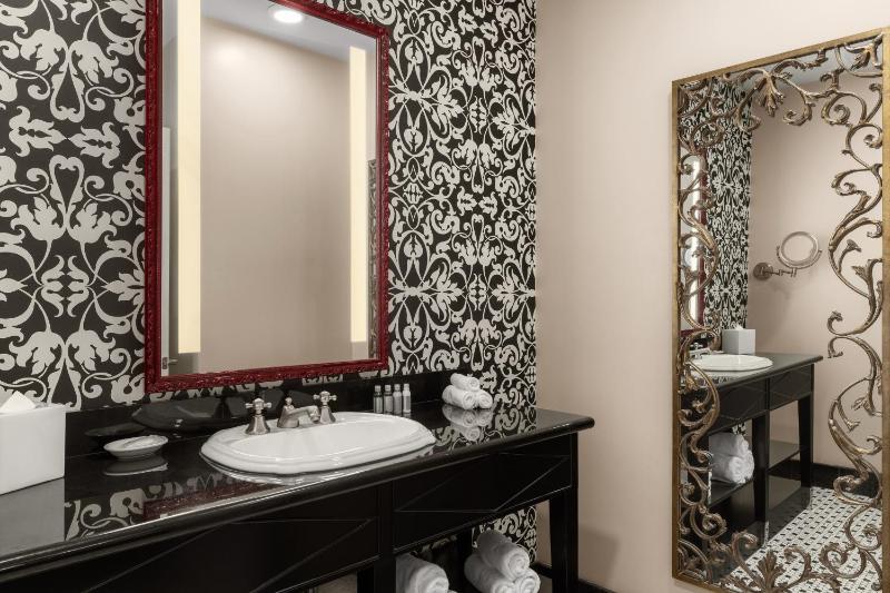Superior King Room image 4